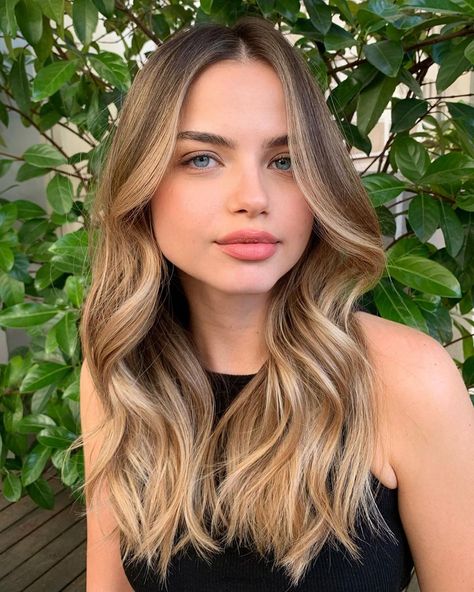 CANER İLGÜN on Instagram: “Caramel macchiato ✨ #babylights #balayage #ombre #sombre #haircut #haircolor #hairtrends #hairtransformation #babyblonde #saçmodelleri #saç…” Balayage Ombre Blond, Honey Blonde Balayage Brunettes Caramel Highlights, Blond On Brown Hair, High Light Hair Blonde, Dirty Blonde Brunette Hair, Teddy Bear Blonde Hair Color, Brown And Blonde Hair Highlights, Brunette Hair Color With Blonde Highlights, Blonde Hair From Brown