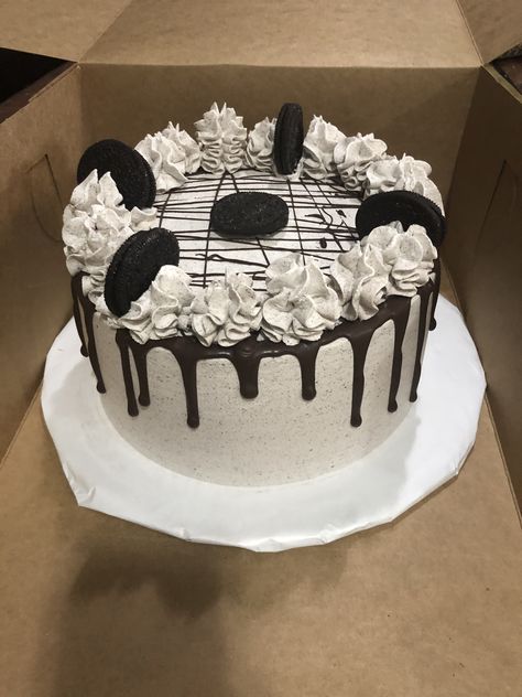 Oreo Cake Decoration Birthday, Oreo Cake Designs, Oreo Cakes, Oreo Birthday Cake, Round Birthday Cakes, Cartoon Birthday Cake, Chocolate Oreo Cake, 14th Birthday Cakes, 15th Birthday Cakes