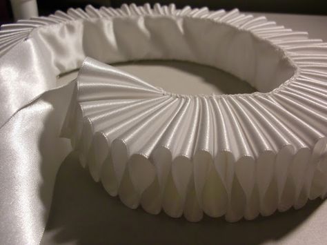 Mrs Bertin's Jewelry Box: DIY: How to Make an Elizabethan Ruff Elizabethan Ruff, Karneval Diy, Elizabethan Costume, Ruff Collar, Collars Diy, Costume Tutorial, Cosplay Tutorial, Fantasias Halloween, Ruffled Collar