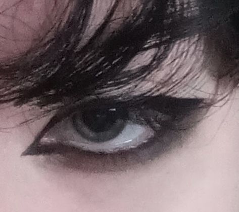 Eyeliner Ideas Grunge, Edgy Eye Makeup Grunge, Alt Makeup Ideas Eyeliner, Alt Male Makeup, Grunge Makeup Male, Easy Gothic Makeup Ideas, How To Do Emo Eyeliner, Masculine Alt Makeup, Makeup Looks Masc