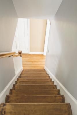 How to decorate an ENCLOSED staircase. VERY HELPFUL Enclosed Stairway, Stair Skirt Board, Finishing Stairs, Enclosed Staircase, Stairway Railing, Stairs Skirting, Hallway Ideas Diy, Stairwell Wall, Staircase Wall Decor