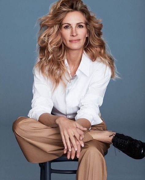 Julia Roberts on Instagram: “😍 #JuliaRoberts @juliaroberts” Poses Headshot, Julia Roberts Style, Business Portraits Woman, Professional Headshots Women, Business Portrait Photography, Headshot Poses, Headshots Women, Corporate Portrait, Business Photoshoot