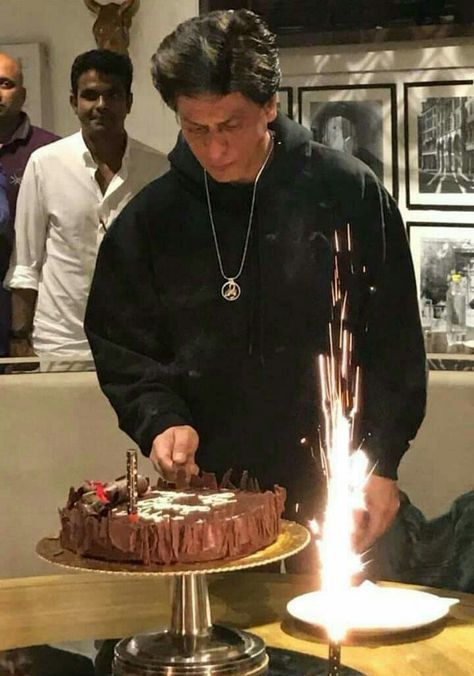 Srk Birthday, Happy Birthday Icons, Vintage Bollywood Aesthetic, Birthday Icon, Bts Black And White, King Khan, Playstation Controller, Diljit Dosanjh, King Of Hearts