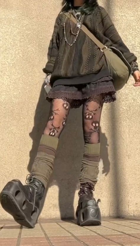 Juuling Aesthetic Grunge, Y2k Grunge Fashion Street Styles, Emo Fairy Outfits, Emo Fairy Aesthetic, Stylish Grunge Outfits, Fairy Grunge Outfit Fem, Green Goth Aesthetic Outfit, Alternative Grunge Aesthetic, Alt Fairycore Outfits