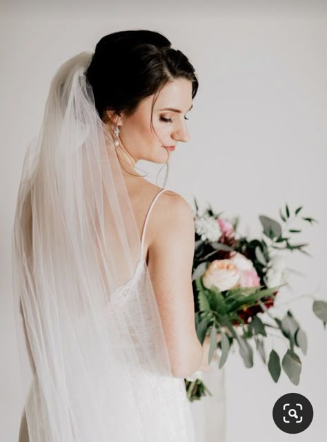 Bride Veil Photography, Bride Posing Ideas, Bride With Bouquet Photo Ideas, Bride Pictures Ideas Photo Poses, Bride Only Photos, Bride Photoshoot Poses Photo Ideas, Bride Photo Poses Bridal Portraits, Bride Studio Photoshoot, Bride Solo Photos