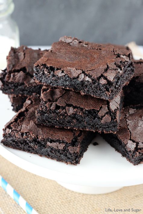 Easy from-scratch Brownies! Just like a box mix! So good and always a hit! From Scratch Brownies, Quick Easy Brownies, Scratch Brownies, Brownies Decorados, Easy Brownies, Life Love And Sugar, Homemade Brownies Easy, Cake Brownie, Brownies From Scratch