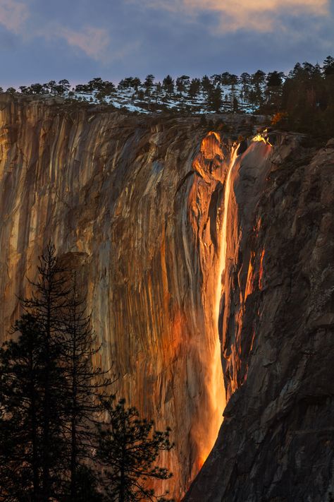 Waterfall illuminated by sunset in Yosemite National Park Yosemite National Park Aesthetic, Yosemite National Park Winter, Yosemite Firefall, Calm Pictures, Yosemite Winter, Yosemite Art, Horsetail Falls, Winter Landscape Photography, Travel Aesthetics