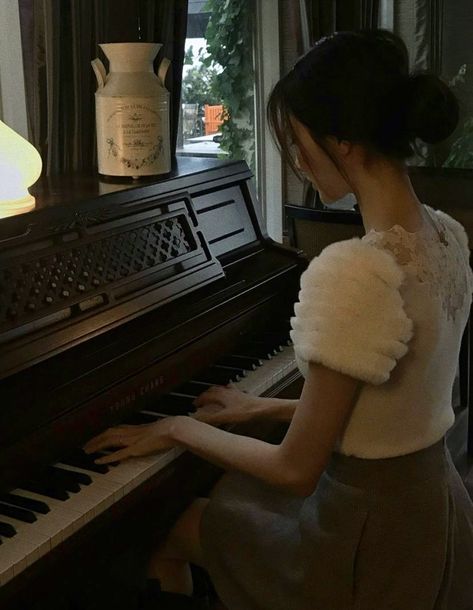 Asian Old Money Aesthetic, Simply Piano, Piano Girl, Estilo Ivy League, Estilo Ivy, Playing The Piano, Royalty Aesthetic, Playing Piano, Princess Aesthetic