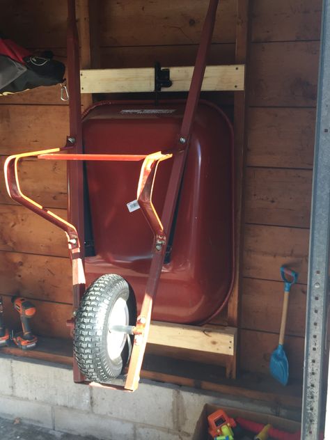 Wheelbarrow Storage, Garage Organization Hacks, Garage Storage Bins, Garage Hacks, Diy Garage Organization, Garage Organizing, Garage Organization Tips, Storage Shed Organization, Overhead Garage Storage