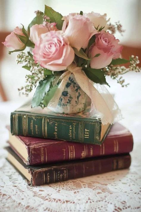 Bookish Wedding Centerpieces, Book Themed Centerpieces, Book Themed Birthday Party For Adults, Book Bridal Shower Ideas, Book Centerpiece Ideas, Book Themed Bridal Shower Ideas, Book Centrepiece Wedding, Book Themed Party Decorations, Vintage Book Centerpiece