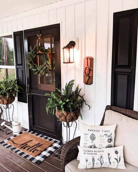 30 Gorgeous And Inviting Farmhouse Style Porch Decorating Ideas Modern Farmhouse Porch Decor, Spring Front Porch Decor, Modern Farmhouse Porch, Farmhouse Porch Decor, Courtyard Landscaping, Farmhouse Front Door, Building A Porch, Rustic Porch, Farmhouse Front Porches