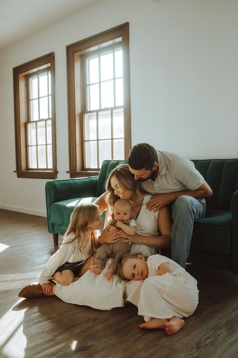 Indoor Family Christmas Pictures, Breastfeeding Photoshoot Ideas, Photoshoot Ideas Indoor, Indoor Family Photos, Christmas Photography Family, Christmas Card Photos, Family Holiday Pictures, Family Photo Studio, Family Photoshoot Poses