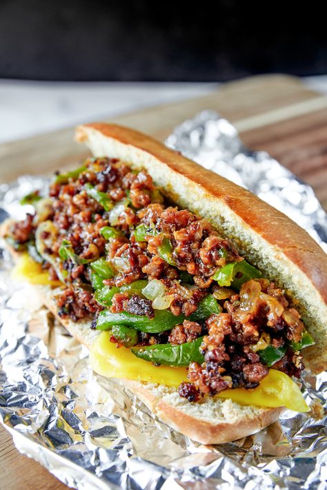 Easy Vegan Philly Cheesesteak - Wow, It's Veggie?! Vegan Cheesesteak Recipe, Vegan Philly Cheesesteak, Resep Sandwich, Vegan Ground Beef, Philly Cheese Steak Recipe, Vegan Sandwich Recipes, Cheesesteak Recipe, Vegan Coleslaw, Vegan Beef