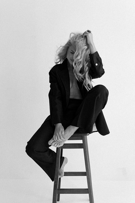 Blazer Outfit Photoshoot Ideas, Black Blazer Photoshoot, Women In Suits Photoshoot, Suit Photoshoot Women, Photoshoot Blazer, Blazer Photoshoot Women, Branding Shoot Ideas, Woman Photoshoot Poses, Photo Glamour