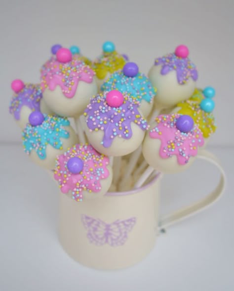 Sprinkle Cake Pops, Ice Cream Cake Pops, Outdoors Quotes, Cake Pop Designs, Valentines Cake, Cake Pop Decorating, Cake Pop Ideas, Birthday Cake Pops, Ice Cream Birthday Party