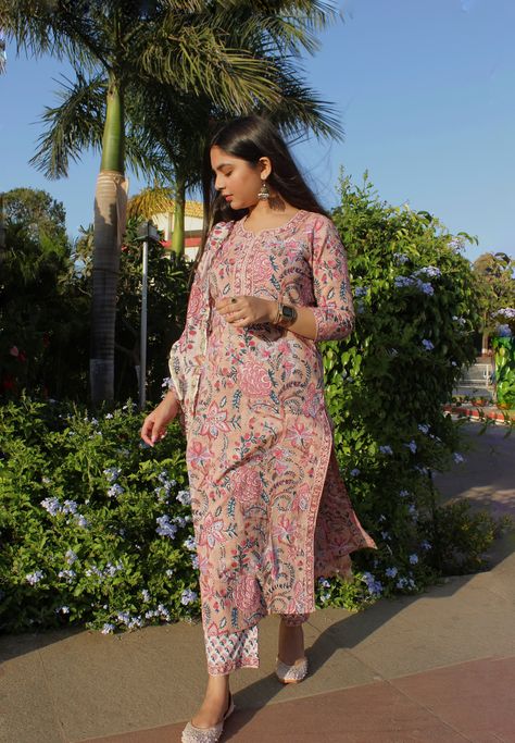 Everyday Kurti, College Dress, Kurta Pants, Different Types Of Dresses, Eid Dress, Simple Dressing, Travel Pose, Climbing Flowers, Simple Saree Designs