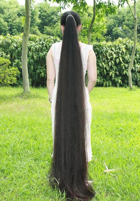 Fairy tale (floor) length hair. OMG please can this be my hair one day?! Longest Hair In The World, Longest Hair, Woman With Long Hair, Long Hair Ponytail, Extremely Long Hair, Rapunzel Hair, Long Hair Pictures, Really Long Hair, 얼짱 소녀