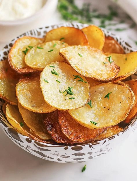 Homemade Baked Potato Chips Easy Homemade Potato Chips, Potato Chip Recipes Baked, Healthy Homemade Potato Chips, Homemade Potatoes Chips, Chips Recipes Homemade, Potato Chip Recipe, Homemade Potato Chips Baked, Homemade Potato Chips Air Fryer, Homemade Potato Chips In Oven