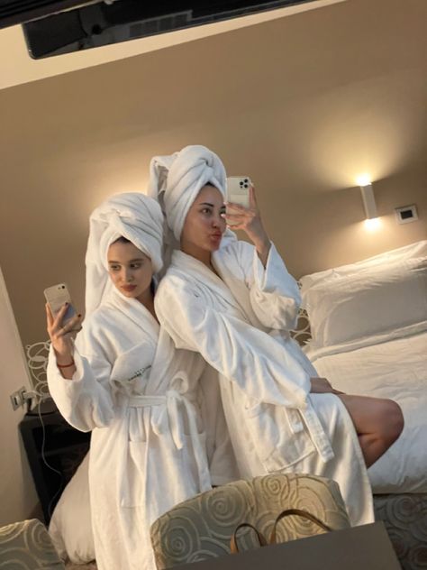 Bff Hotel Pictures, Hotel Room Sleepover Aesthetic, Beach Hotel Room Aesthetic, Hotel Picture Ideas Instagram Friends, Funny Hotel Pictures, Hotel Vision Board, Holiday Hotel Aesthetic, Cute Hotel Room Pictures, Hotel Photo Aesthetic