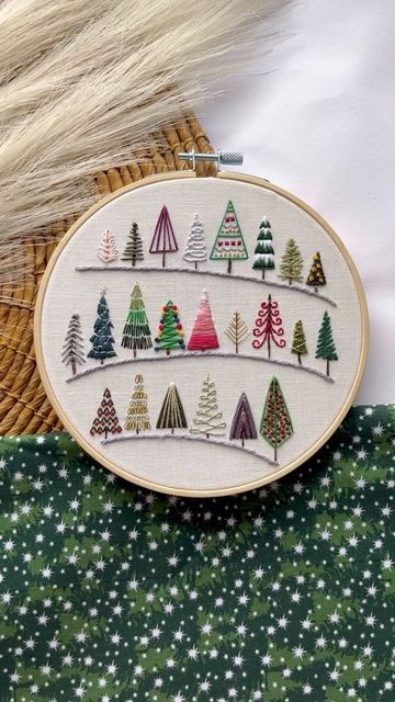 Anna Embroidery, Christmas Embroidery Ideas, Christmas Hand Embroidery, Holiday Icons, Christmas Tree Embroidery, Hand Embroidery Patterns Free, Holiday Embroidery, Miniature Embroidery, Christmas Embroidery Patterns