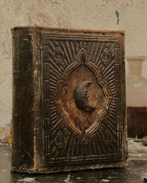 Medieval Spell Book, Druid Spellbook, Grimore Books Aesthetic, Witch Journal Cover, Spellbook Fantasy Art, Old Spell Book, Wizard Spellbook, Grimoire Design, Grimoire Ideas Cover