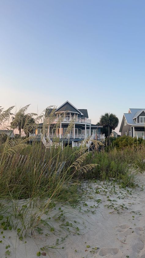 Beach Side House Aesthetic, Beach House England, East Costal Aesthetic, Beach House Photography, Big House On The Beach, Beach Life House, Rich Beach House Aesthetic, Beach Home Backyard, Beach House East Coast