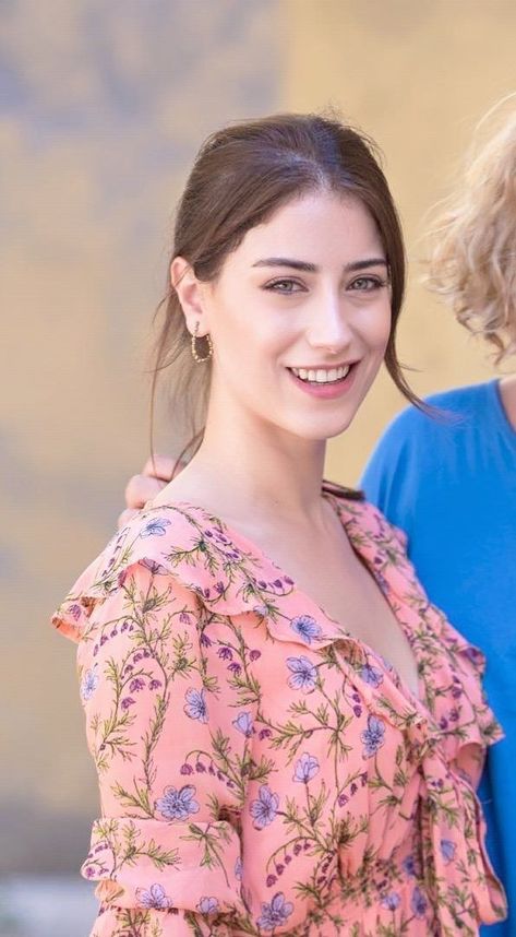 Hazal kaya smile Hazal Kaya, Turkish Women Beautiful, Cute Smile, Turkish Beauty, Beautiful Smile, Desi Beauty, Beautiful Eyes, Beauty Women, Actresses