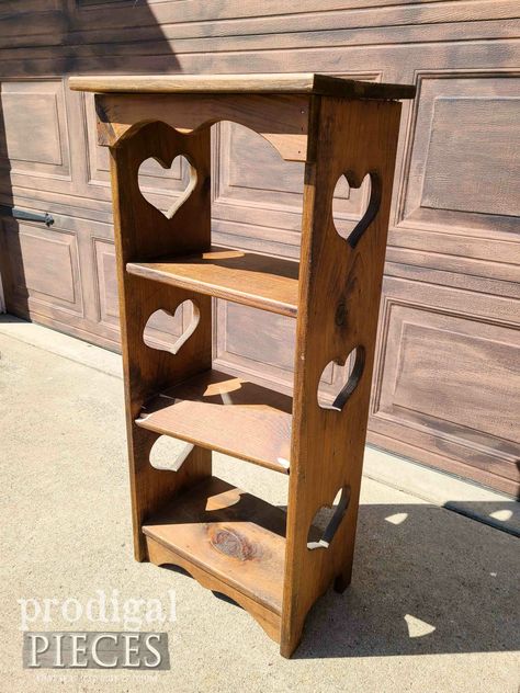 Diy Shelf Refurbish, Diy Redo Furniture Ideas, Repurposed Bookshelf Ideas, Unique Bookshelves Diy Bookshelf Ideas, Vintage Display Shelf, Heart Shelf Makeover, Diy Mini Shelf, Vintage Shelf Styling, Shelf Makeover Diy