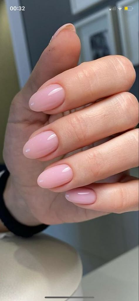 Simple Pink Oval Nails, Acrylic Pink Nails Almond, Classy Short Oval Nails, Oval Nails Pink Design, Light Pink Gel Nails Almond, Pink Sparkle Oval Nails, Round Light Pink Acrylic Nails, Light Pink Nails Inspiration, Natural Pink Round Nails