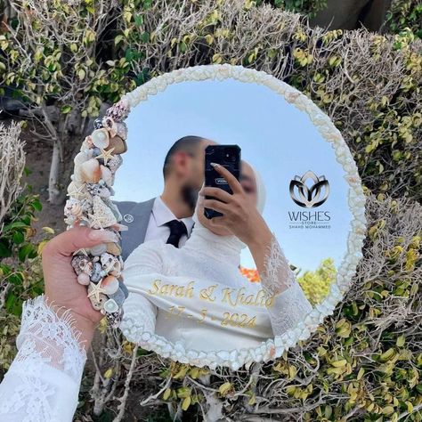 Simple Engagement Dress, Engagement Party Photo Ideas, خواتم خطوبة, Wedding Frame Gift, Wedding Card Frames, Luxury Flower Bouquets, Wedding Mirror, Creative Wedding Gifts, Bridal Gift Wrapping Ideas