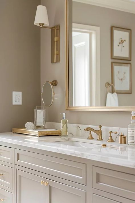 Bathrooms With Gold Accents, Gold Bathroom Mirror Ideas, Cream Bathroom Cabinets, Small Bathroom Mirror Ideas, Cream Bathroom Ideas, Double Vanity Mirror Ideas, Bathroom With Gold Accents, Luxury Bathroom Mirror, White And Gold Bathroom