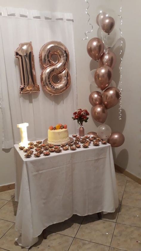 Decoração rose gold Aniversario Rose Gold, Simple 18th Birthday Ideas At Home, Birthday Simple Decoration Ideas At Home, 18th Birthday Party Ideas At Home, Festa Rose Gold, Surprise Birthday Decorations, Decoration Buffet, 18th Birthday Party Themes, Birthday Decorations At Home