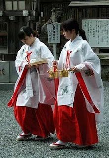 Miko girls. http://en.wikipedia.org/wiki/Miko Medieval Japan, Japanese Traditional Clothing, Japanese Shrine, Heian Era, Shrine Maiden, Japan Holidays, Japan Culture, Kyushu, Japanese Outfits