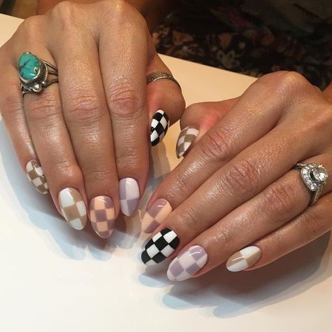 Checkered Chrome Nails, Checkers Nails Design, Fun Trendy Nails, Pastel Checkered Nails, Chrome Checkered Nails, Nail Ideas Fall 2024, Checkered Print Nails, Retro Nail Art Vintage, Lesbian Nails