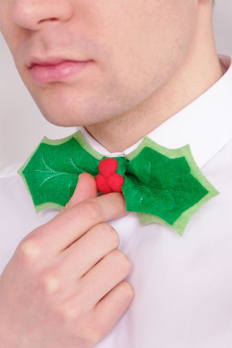 DIY Holly Leaf Bow Tie | Christmas Crafts for Men | The Crafty Gentleman Crafts For Men, Bow Tie Tutorial, Tie Tutorial, Diy Gifts For Men, Handmade Christmas Crafts, Men Birthday, Diy For Men, Christmas Projects Diy, Handmade Christmas Decorations