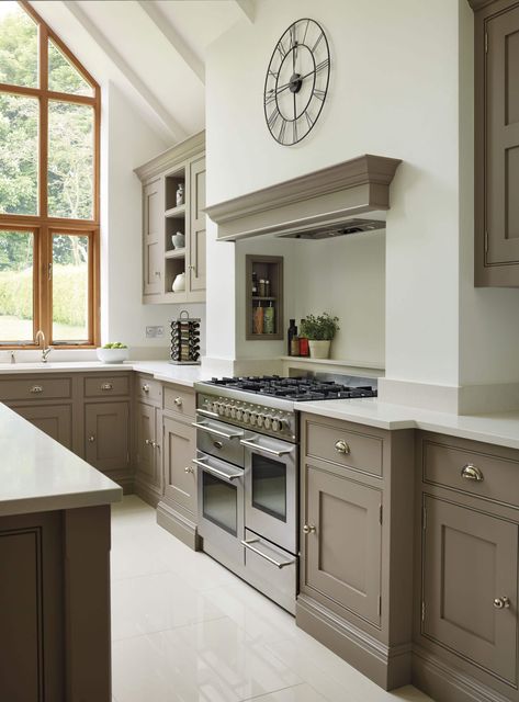 Classic Shaker Kitchen | Tom Howley Tom Howley Kitchen, Tom Howley Kitchens, Kitchen Mantle, Tom Howley, Greige Kitchen, Kitchen Diner Extension, Shaker Style Kitchens, Integrated Appliances, Shaker Kitchen