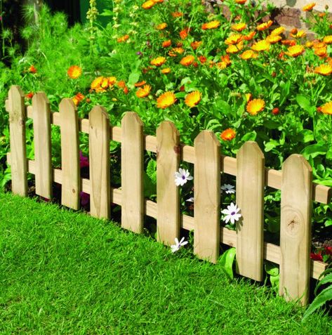 Garden Fence Border, Small Garden Borders, Flower Garden Borders, Small Garden Fence, Picket Fence Garden, Fence Border, Flower Bed Borders, Fenced Vegetable Garden, Flower Bed Edging