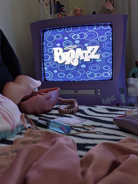 2000s Room Aesthetic, Early 2000s Room, 2000s Bedroom, 2000s Room, Y2k Room, Aesthetic 2000s, Bratz Girls, Retro Gadgets, 2000s Nostalgia