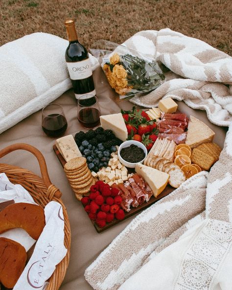 Picnic On Beach Romantic, Intimate Picnic For 2, Balcony Picnic Ideas Romantic, Picnic Date Night Romantic, Surprise Picnic Date For Him, Evening Picnic Aesthetic, Picnic Setup Ideas For Two Romantic, Romantic Picnics For Couples, Picknick Date Romantic