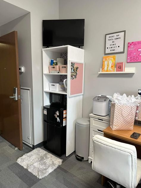 College Dorm Food Ideas Mini Fridge, Dorm Needs List, College Dorm Kitchen Ideas, Dorm Tv Set Up, Tv In Dorm, Dorm Room Coffee Station, Dorm Common Area, Dorms College Ideas, College Dorm Needs