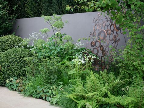 A shady border at The Chelsea Flower Show Shady Garden Ideas, Shady Courtyard, Garden Border Ideas, Shady Border, Shady Garden, Woodland Plants, Small Courtyard Gardens, Border Ideas, Garden Border