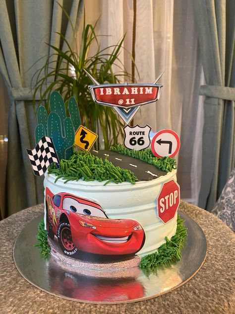 Essen, Disney Cars Theme Cake, Mcqueen Cake Design, Pastel Rayo Mcqueen, Cars Theme Birthday Cake, Cars 2 Cake, Trunk Or Treat Themes, Trunk Or Treat Decorations, Car Themed Cake