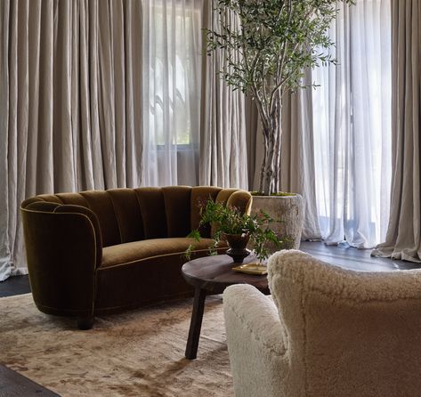 The Expert - Getting Jake Arnold’s Signature Look Entirely Virtually? This Bay Area Home Proves It’s Possible Masculine Room, Jake Arnold, Celebrity Interior Design, Linen Sectional, Pattern Draping, Green Sofa, Vintage Living Room, California Homes, The Expert