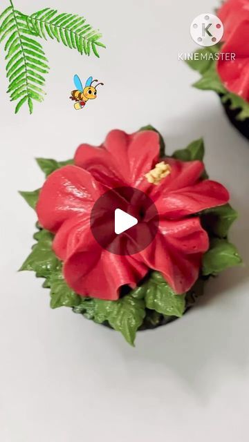 Hibiscus Flower Buttercream, Hibiscus Cake Ideas, Piping Hibiscus Flowers, Buttercream Hawaiian Flowers, Hibiscus Buttercream Flowers, Hawaiian Flower Cupcakes, Hibiscus Cake Decoration, Hibiscus Flower Cupcakes, Tropical Cupcakes Decoration