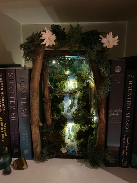 Fairy Core Bookshelf, Fairycore Bookshelf, Fairy Library Aesthetic, Enchanted Forest Library Theme, Booknook Aesthetic, Enchanted Forest Crafts, Diy Booknooks, Fantasy Bookshelves, Book Nook Ideas Diy