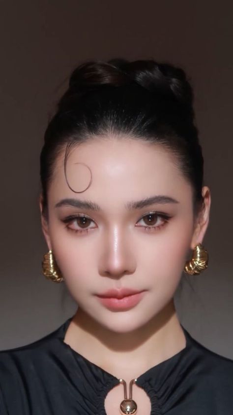 I love that these nose rings have a thick width. I bought three different ones and love them so much! Thai Soft Glam Makeup, Convocation Makeup Look, Thailand Makeup Look Wedding, Thai Makeup Tutorial, Thai Makeup Looks Wedding, Thai Makeup Looks, Malaysian Makeup, Snatched Makeup, Makeup Thailand