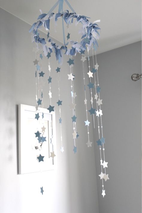 DIY Nursery Star Mobile  - In The Playroom Mobile Art Projects, Baby Mobile Diy, Ceiling Lights Diy, Diy Playroom, Baby Nursery Diy, Diy Nursery Decor, Paper Mobile, Star Mobile, Diy Nursery