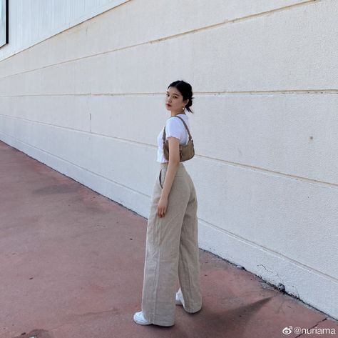 Pants And Tshirt Outfits, How To Style Light Beige Pants, Nuria Ma Outfits, Beige Trousers Outfit Aesthetic, Beige Tshirt Outfits Women, Beige Trousers Outfit Summer, Beige Loose Pants Outfit, How To Style Beige Trousers, Beige Jeans Outfit Summer