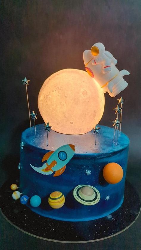 Planets Birthday Party Ideas, Outer Space Birthday Cake, Space Theme Cake, Space Party Food, Solar System Cake, Alien Cake, Gallery Party, Planet Birthday, Modern Birthday Cakes