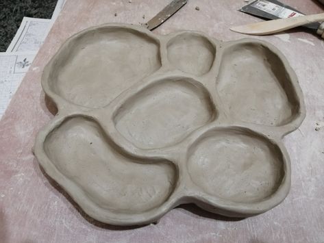 Clay Platters Trays, Platter Ceramic Ideas, Ceramic Compartment Plate, Clay Snack Plate, Hand Built Platter, Clay Serving Platters, Ceramic Platter Ideas, Clay Charcuterie Board Diy, Ceramics Ideas Pottery Plate